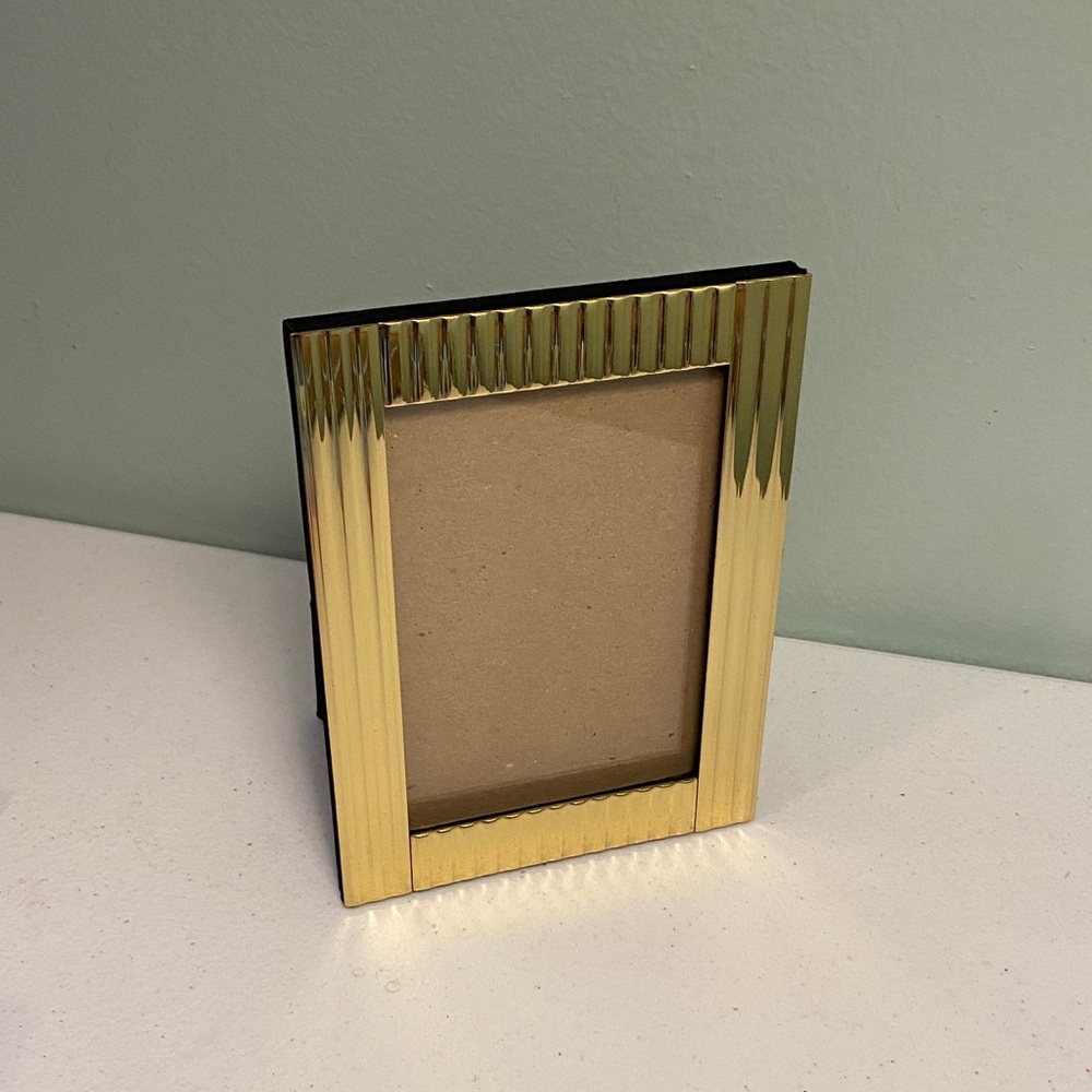 Elegant Gold Tone Ribbed Texture Picture Frame